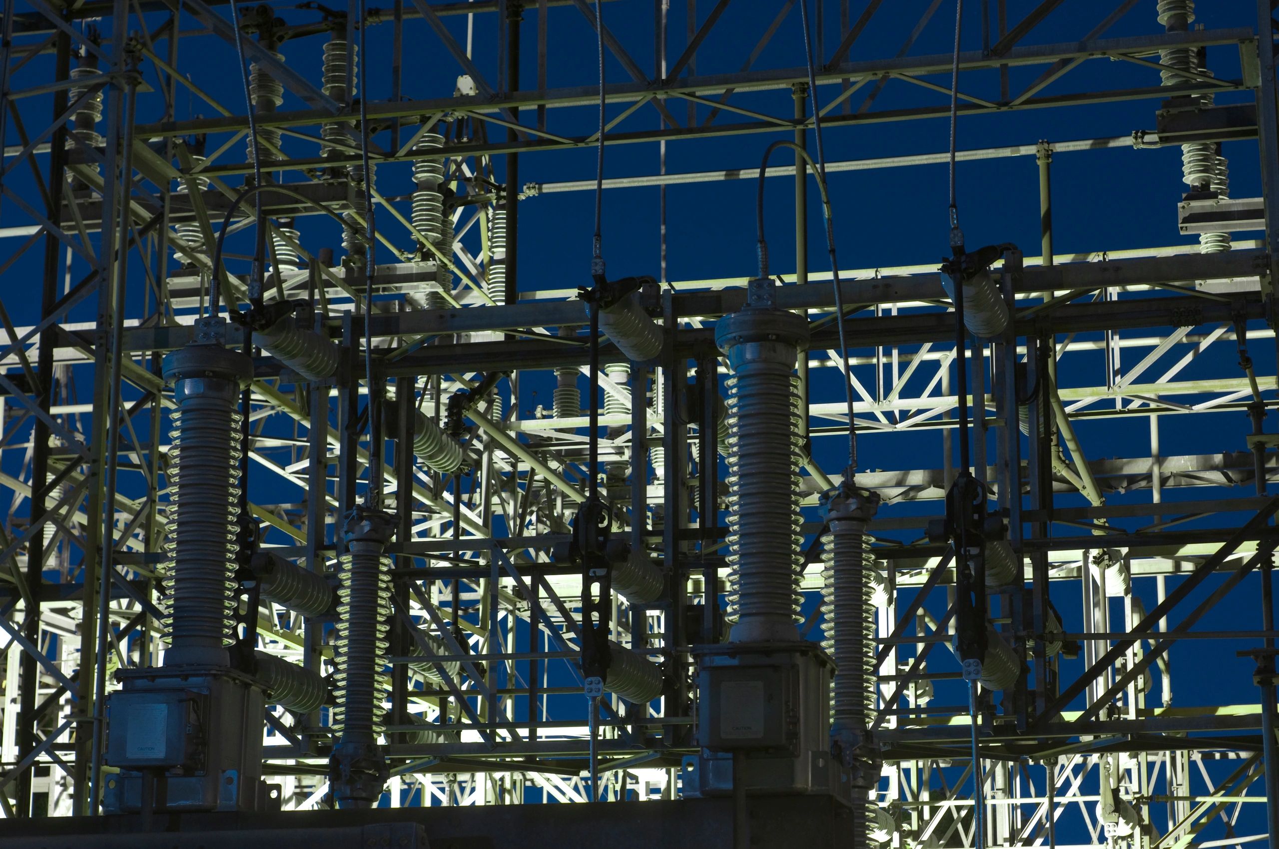 Infraestructura eléctrica de potencia con iluminación nocturna