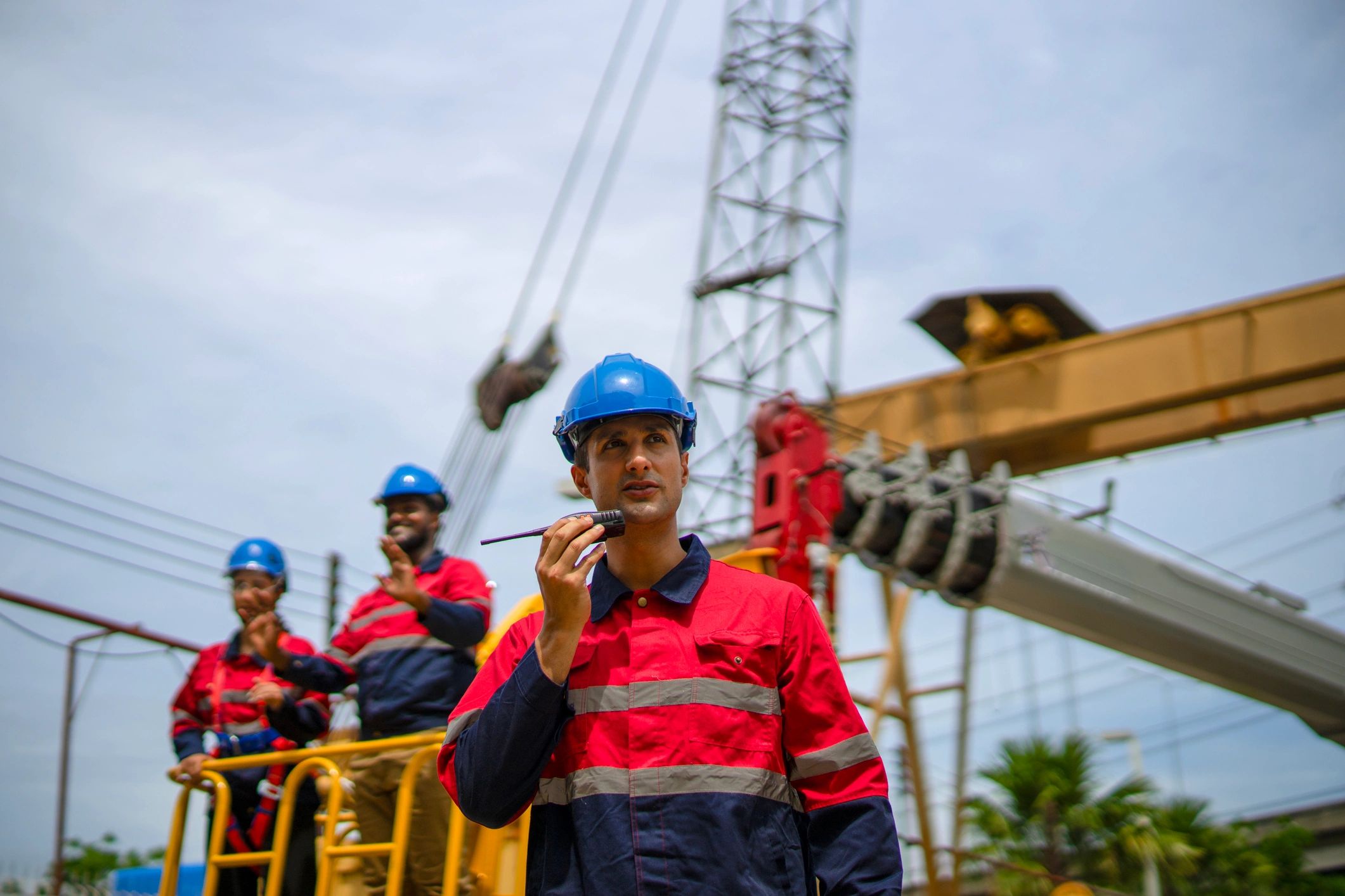 Ingenieros en sitio de trabajo evaluando condiciones técnicas