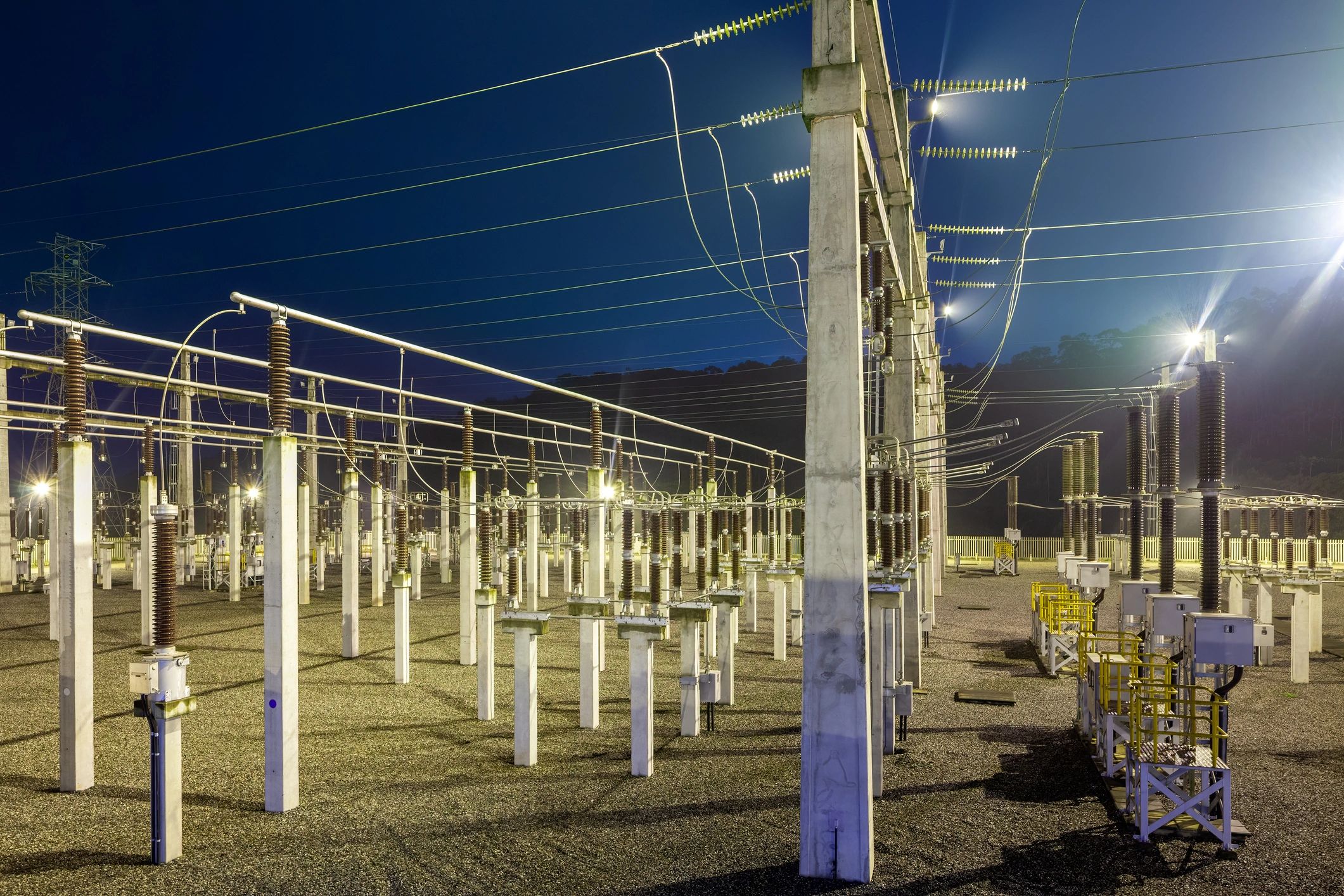 Infraestructura eléctrica moderna con subestación de alta tensión y ambiente tecnológico nocturno