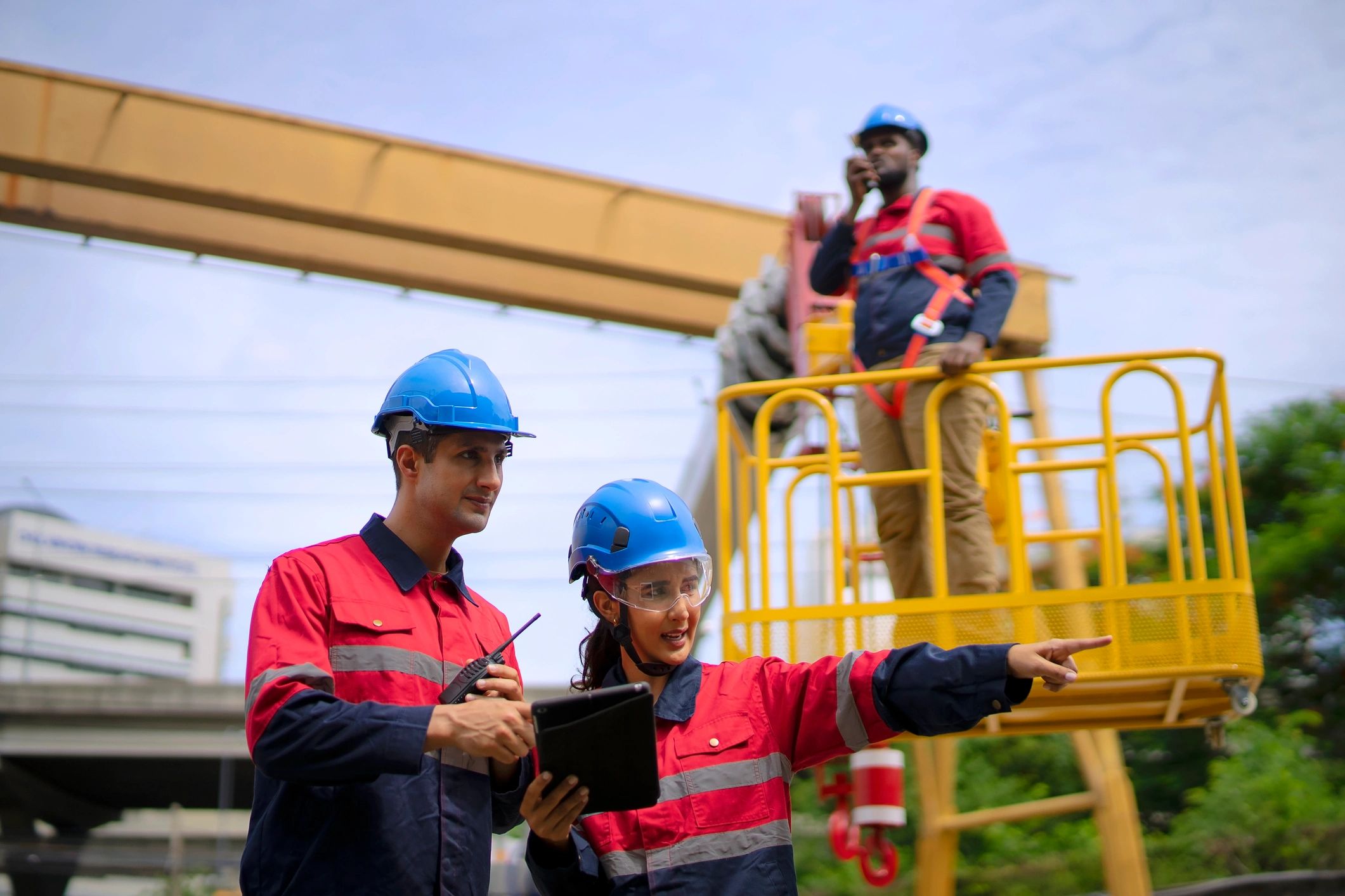 Equipo de ingeniería eléctrica en capacitación técnica